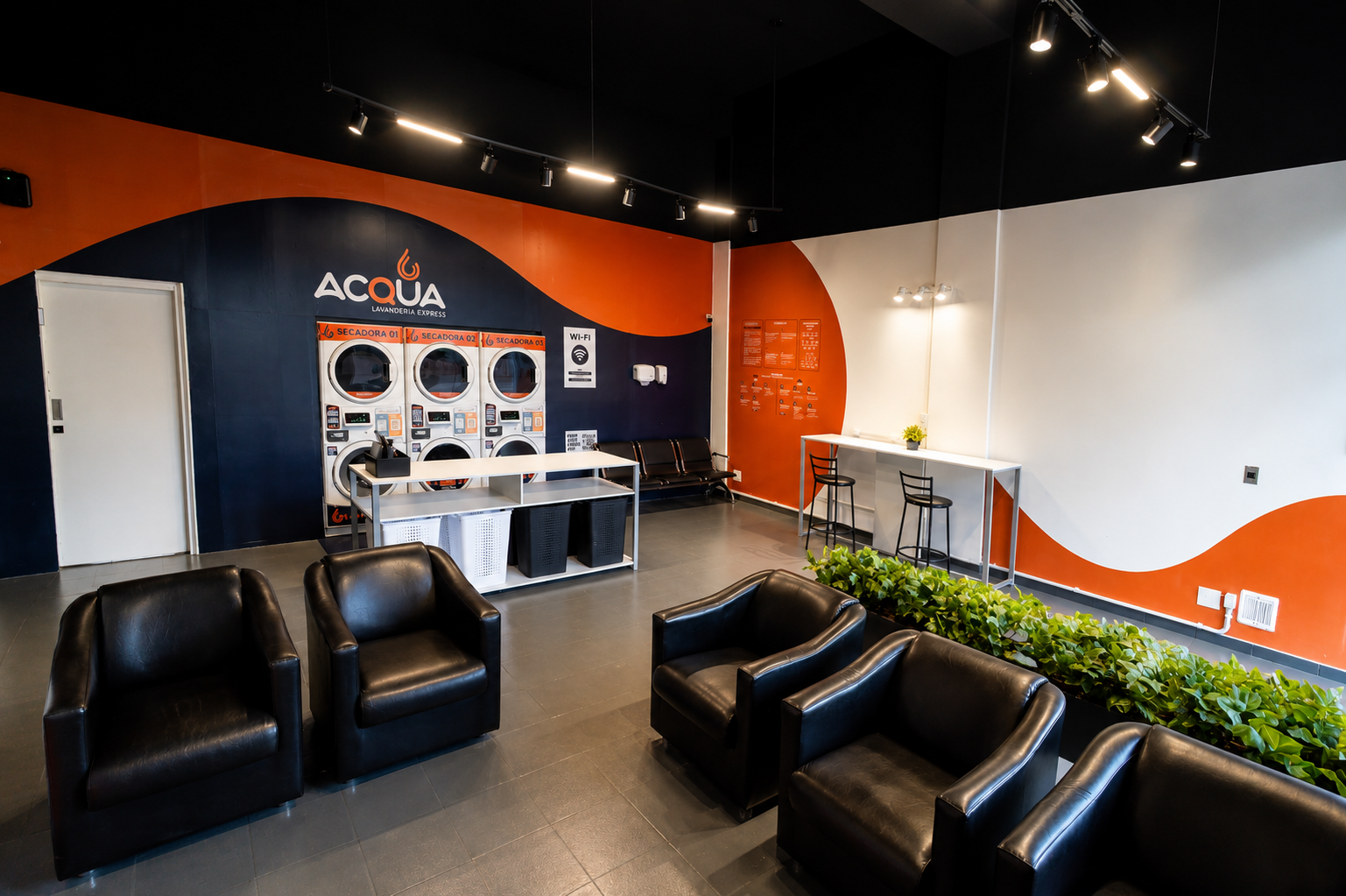 Lounge com poltronas e máquinas de lavar